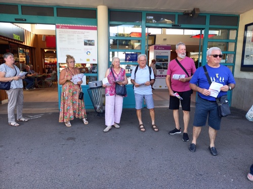 Section PCF du Mâconnais distribue le tract contre l'austérité 